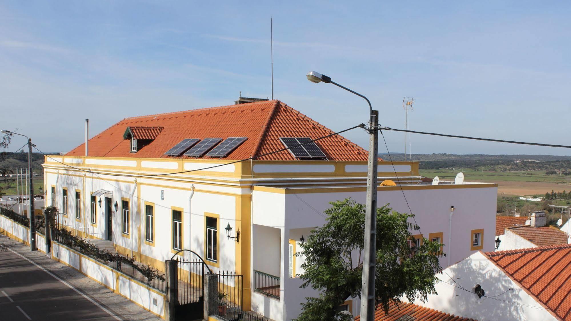 Hotel Solar Dos Lilases Mora Exterior photo